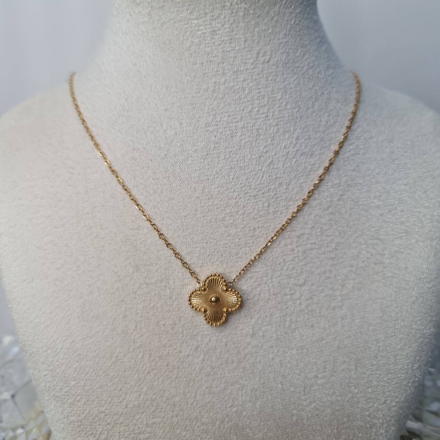 TERRA || Clover pendant necklace