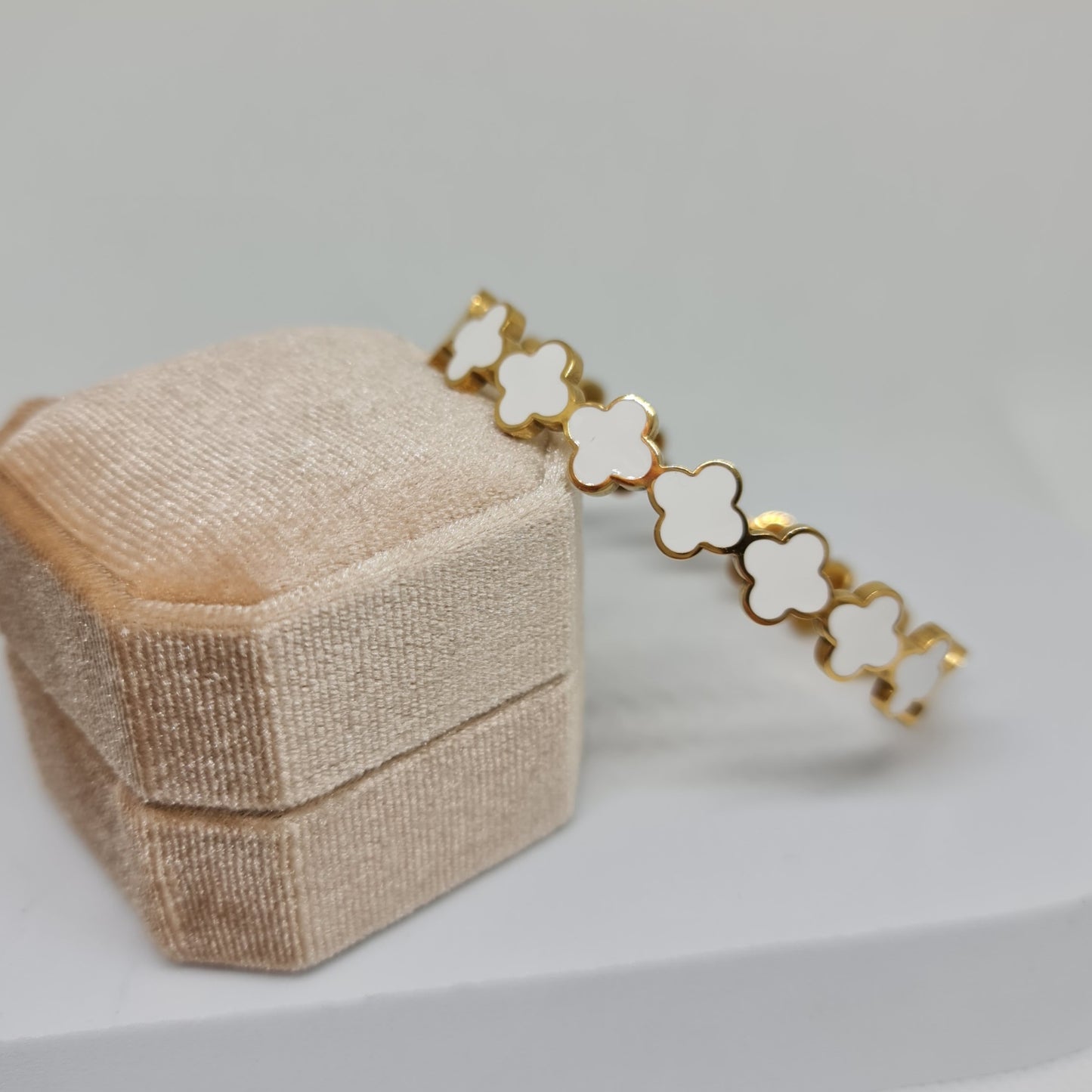 KATIV || White clover bracelet