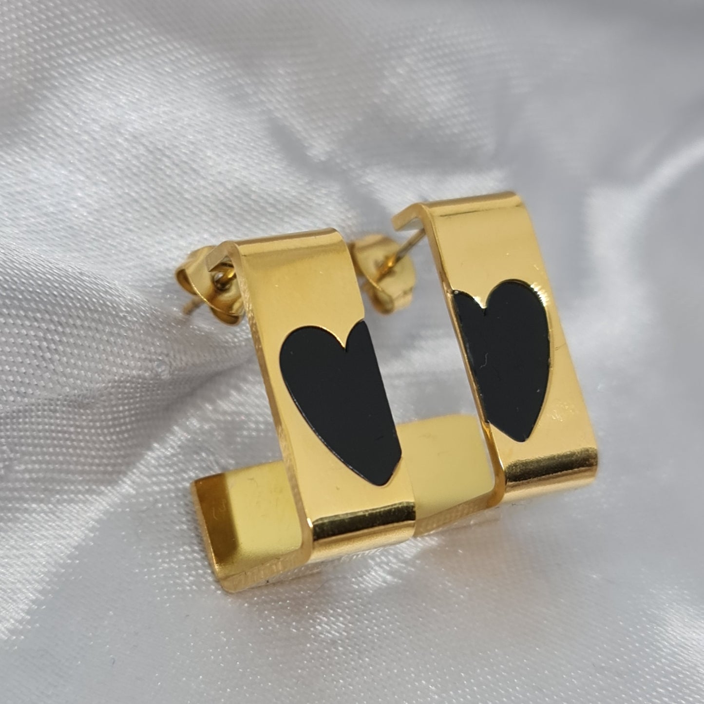 BLACKY || Black heart earrings