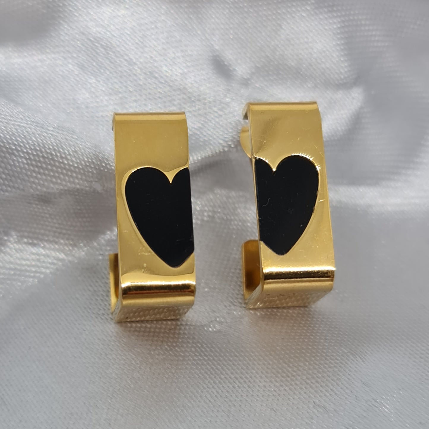 BLACKY || Black heart earrings