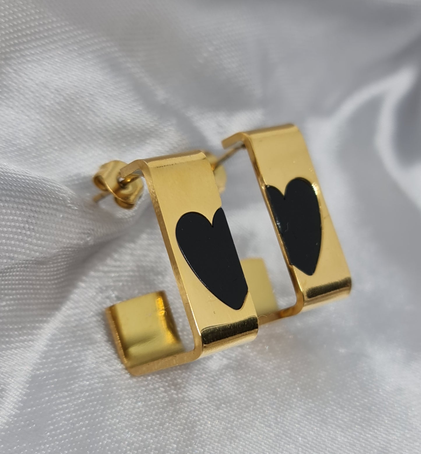 BLACKY || Black heart earrings