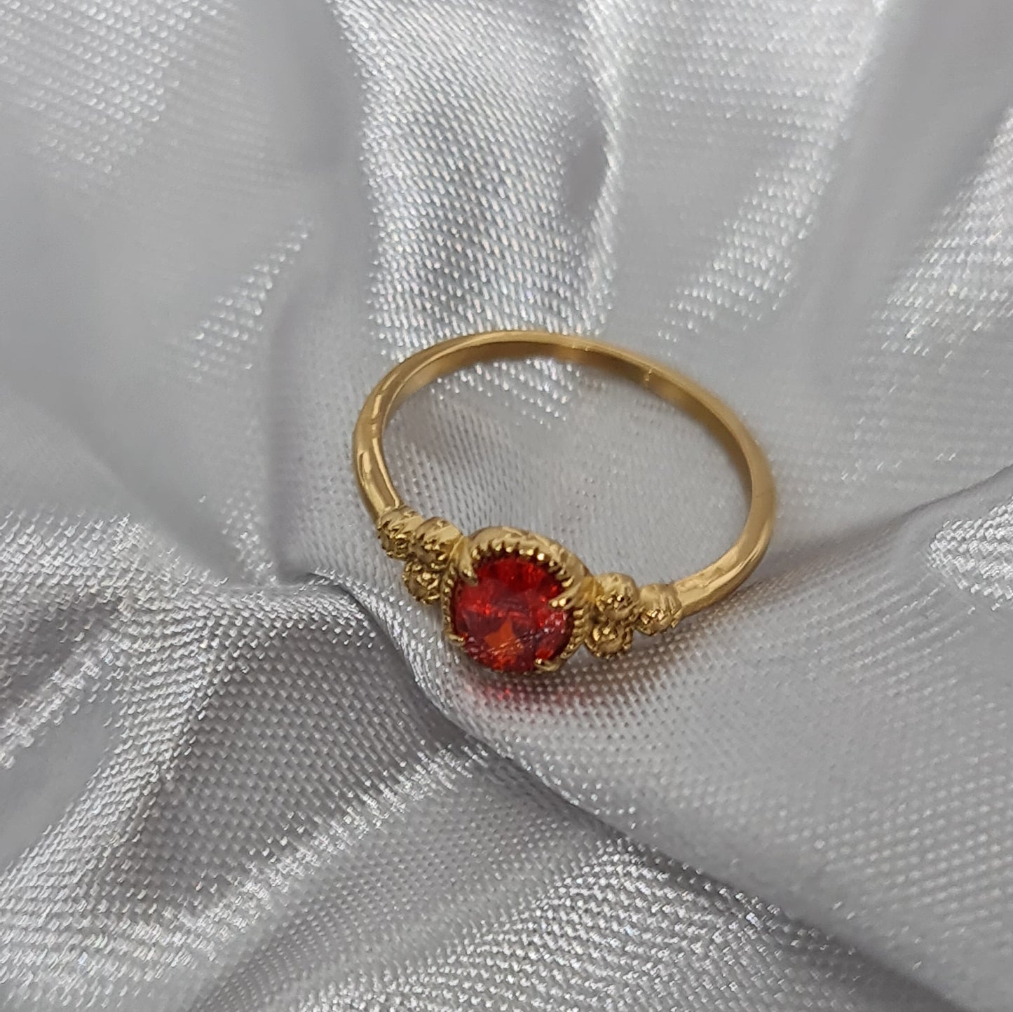 BRITTANY || Anillo gema roja